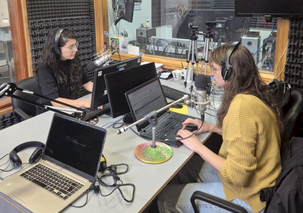 En la imagen se observa a Nadia Finck y Nair Penko en el estudio de RadioUNTDF